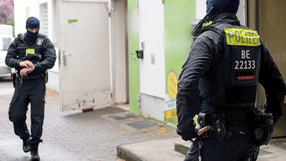 In Berlin gibt es zwei Sondereinheiten, die sich mit Schusswaffengewalt beschäftigen. (Archivbild) Foto: Fabian Sommer/dpa