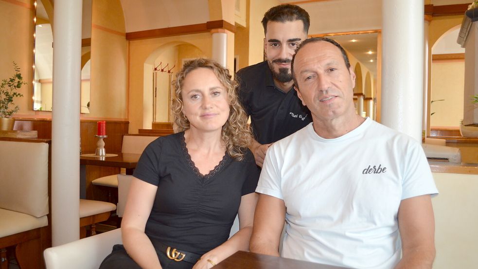 Arlinda und Besim Orllati (vorne) führen das Eiscafé und Ristorante Bei Bruno. Ali Remo ist dabei ihre rechte Hand. Foto: Astrid Fertig