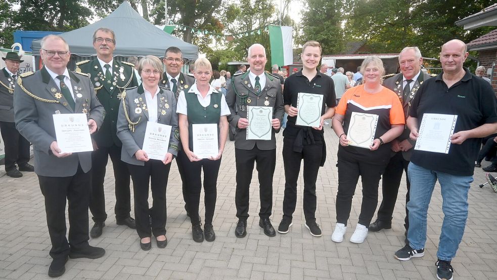 Das Foto zeigt von links Gerjet Janssen, Hans-Georg Stulken, Silvia Meinders, Vorstandsmitglied des Kreisverbandes Wolfgang Kramer, Sabine Janssen, Sascha Bartels, Lukas Ksienzyk, Birgit Gerdes, Karl-Gerhard Laaken und Benno Grünefeld. Foto: Holger Weers