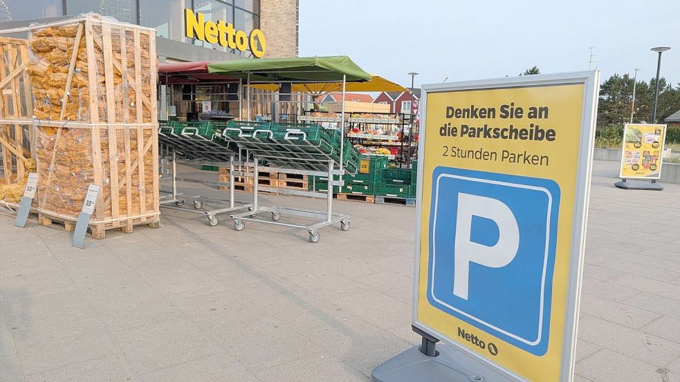 Auf dem Parkplatz des Netto-Marktes in Blavand weisen jetzt große Schilder auf die Parkscheibenpflicht und die Höchstparkdauer hin. Foto: Nicolas L. Fromm