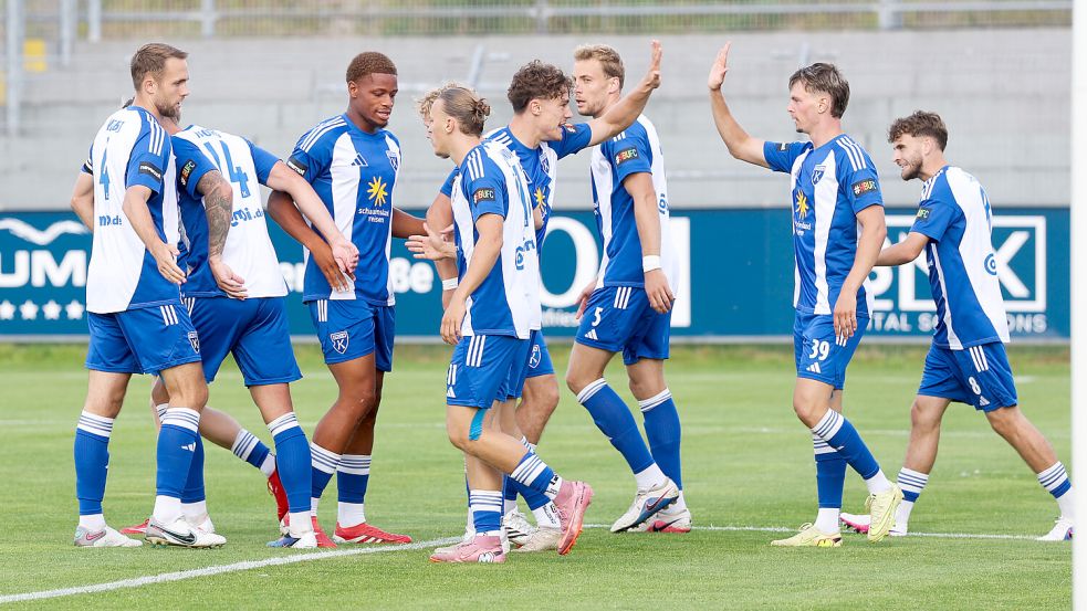 Die Regionalliga-Fußballer von Kickers Emden wollen auch am Mittwochabend in Norderstedt jubeln. Foto: Jens Doden/Emden