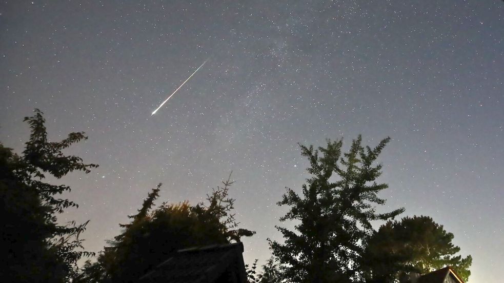 Ein Perseidenmeteor zieht über den Himmel. (Archivbild) Foto: Marco A. Ludwig/dpa