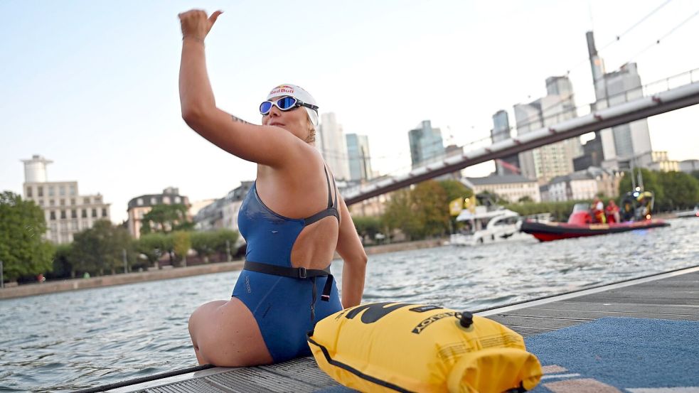 Innerhalb von vier Tagen will sie schwimmend den Main und Rhein bis zum Deutschen Sport & Olympia Museum in Köln erreichen. Foto: Jennifer Brückner