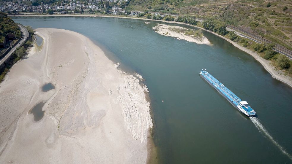 Die niedrigen Wasserstände am Rhein behindern den Transport von Öl und Sprit - das treibt die Preise. (Archivbild) Foto: Thomas Frey