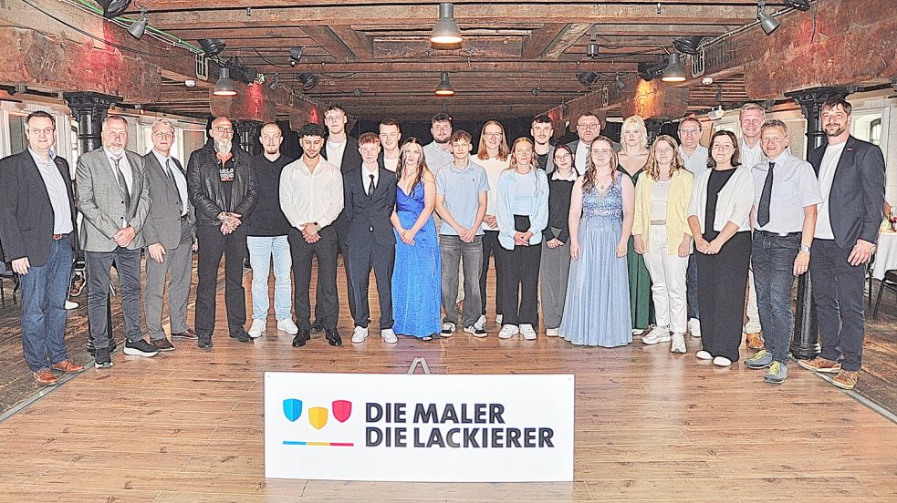 Die Maler-, Glaser- und Lackiererinnung Leer–Rheiderland–Wittmund sprach im Leeraner Zollhaus fünfzehn frisch ausgebildete Fachkräfte frei. Foto: Bodo Wolters
