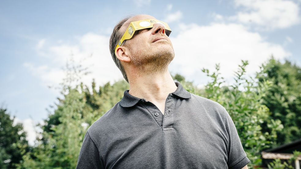 Wer am 12. August die Sonnenfinsternis beobachten möchte, sollte unbedingt eine Schutzbrille tragen. Foto: IMAGO / Funke Foto Services / Christoph Jendral