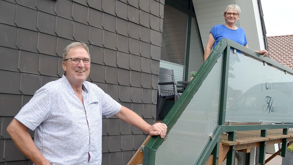 Horst und Bärbel Meyer vor ihrem Ferienhaus Hubertus an der 1. Südwieke in Rhauderfehn. Seit 23 Jahren vermieten Meyers es an Feriengäste. Es liegt direkt neben ihrem eigenen Haus. Foto: Astrid Fertig