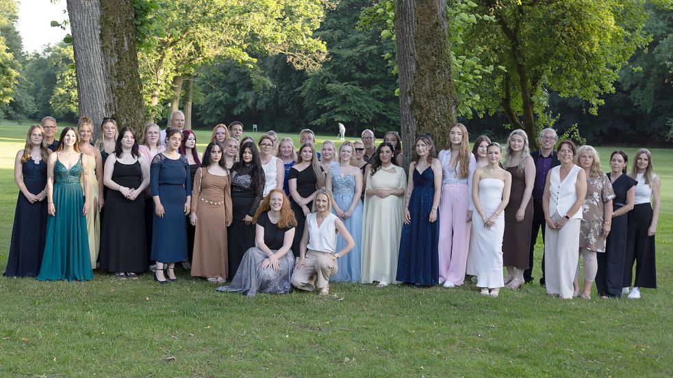 Die erfolgreichen Prüflinge im Rahmen der Freisprechung mit den Mitgliedern des Prüfungsausschusses und den FachlehrInnen und Fachlehrern Gesundheit der BBS Papenburg. Foto: Franz Klawitter
