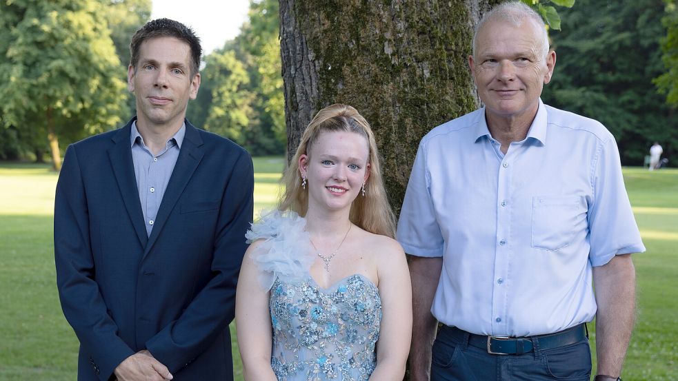 Das Bild zeigt links den Vorsitzenden der Bezirksstelle, Dr. Armin Roß, rechts den Vorsitzenden des Prüfungsausschusses Papenburg, Wilfried Berssen, und mittig die Jahrgangsbeste, Lilian Sophie Loriaux, die mit durchgehend sehr guten Leistungen überzeugen konnte. Foto: Franz Klawitter