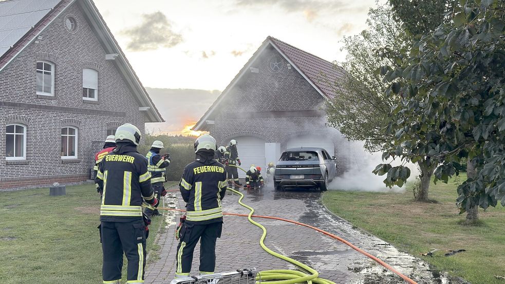 Der Akku eines E-Autos ist in Aurich in Brand geraten. Foto: Sönke Geiken/Stadtfeuerwehr Aurich