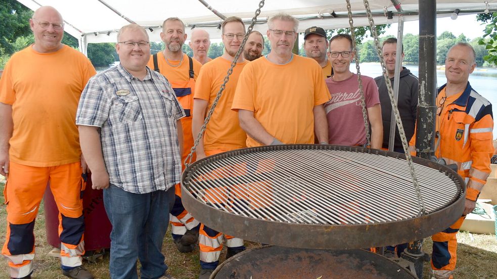 Für das Grillen, mit dem sich die Gemeinde Ostrhauderfehn bei ihren Ehrenamtlichen bedankt, hat der Bauhof am Dienstagvormittag alles vorbereitet und aufgebaut: (von links) Nino Dannebaum, Heiko Tinnemeyer von der Gemeindeverwaltung, Holger Heyen, Hermann Janßen, Hendrik Harms, Jens Meyer, Gerrit Niemeyer, Kevin Kannenberg, Gerhard Heidfeld, Sascha Block und Johannes Westermann fassten mit an. Foto: Astrid Fertig