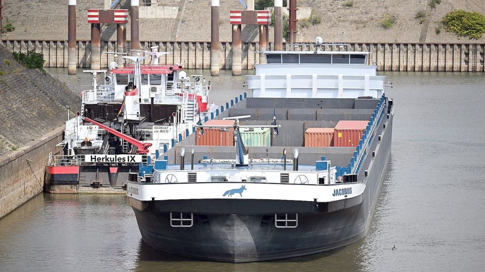 Die Pegelstände im Rhein in NRW wie hier in Duisburg fallen weiter Foto: Federico Gambarini
