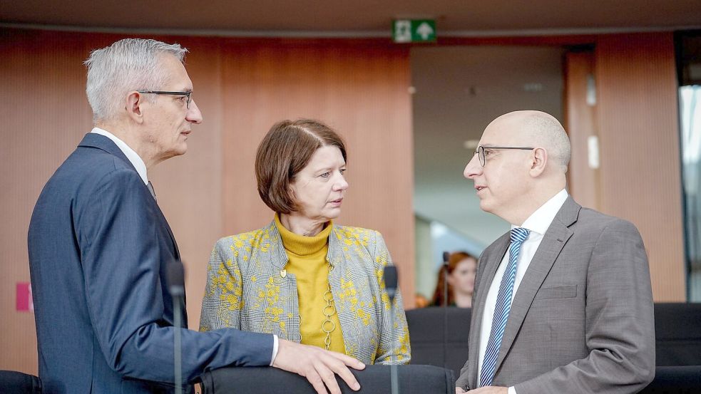 Einmal im Jahr gibt das Spitzenpersonal der deutschen Nachrichtendienste öffentlich Auskunft. Im Parlamentarischen Kontrollgremium des Bundestages, das sonst stets geheim tagt, antworten sie dann vor Publikum auf die Fragen der Abgeordneten. (Archivbild) Foto: Kay Nietfeld/dpa