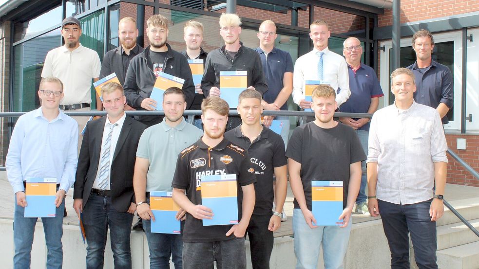 Lehrwerksmeister Udo Harms (oben, von rechts) und Prüfungsausschuss-Vorsitzender Martin Reimers sowie Ausbildungsberater Jörg Harms (unten, rechts) gratulierten den frischgebackenen Maurergesellen zur bestandenen Ausbildung. Foto: Handwerkskammer/J. Stöppel