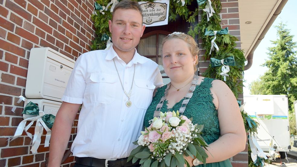 Die neue Ostrhauderfehner Schützenkönigin Jennifer Engberts und ihr Prinzgemahl Marc Neeland. Foto: Astrid Fertig.