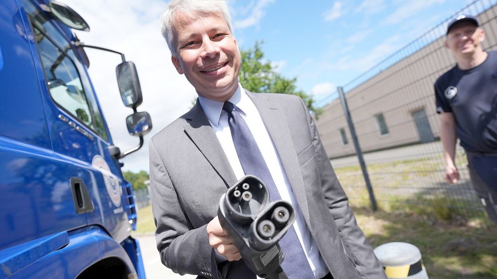 Verkehrsminister Bilger ließ sich einen E-Lkw zeigen. Foto: Marcus Brandt/dpa