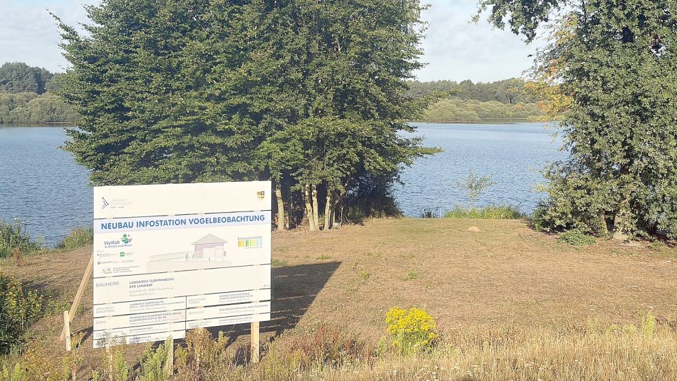 Das Schild weist auf den Baustart an der Talsperre hin. Foto: Landkreis Cloppenburg