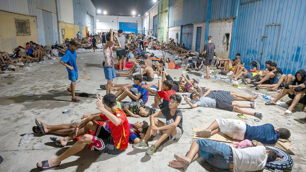 Besonders Kinder und Jugendliche sind in der spanischen Exklave verblieben. (Archivbild) Foto: Marcos Moreno/EUROPA PRESS/dpa