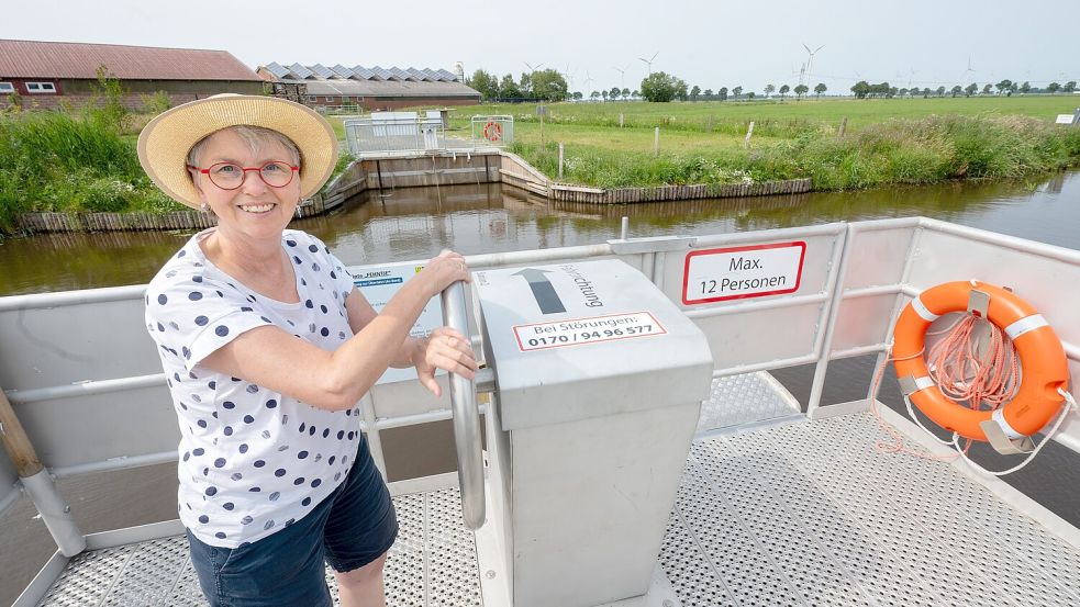 Fehntje wird mit Muskelkraft betrieben. Das schafft man auch alleine. Reporterin Karin Lüppen hat es ausprobiert. Foto: Klaus Ortgies