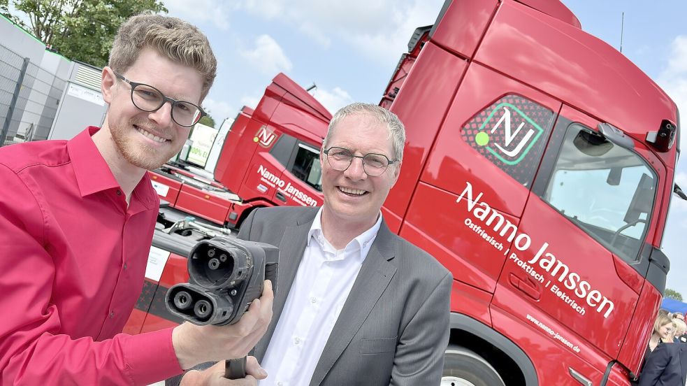 Nanno Edzard Janssen (links) und Nanno Tönjes Janssen haben 2025 den Ladepark im Gewerbe- und Industriegebiet Leer-Nord eröffnet. Foto: Klaus Ortgies/Archiv