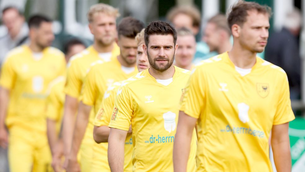 Bekannte Gesichter, aber ungewohnte Trikotfarbe: Tido Steffens (Mitte), David Schiller (vorne) und Co. wechselten im Sommer vom BSV Kickers Emden zum SV Wilhelmshaven. Das erste Testspiel ging vor einigen Wochen bei GW Firrel 0:2 verloren, die Testspiel-Ergebnisse waren lange Zeit nicht wie erhofft. Nun gelang am Wochenende der Oberligastart. Foto: Jens Doden/ Emden