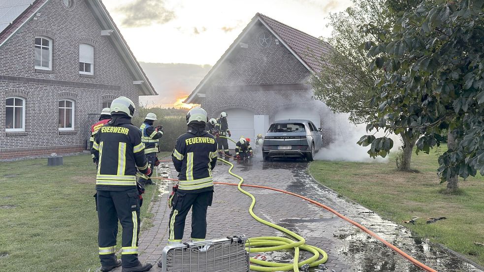 Ein E-Auto-Brand beschäftigte die Feuerwehr in Aurich. Foto: Sönke Geiken/Feuerwehr