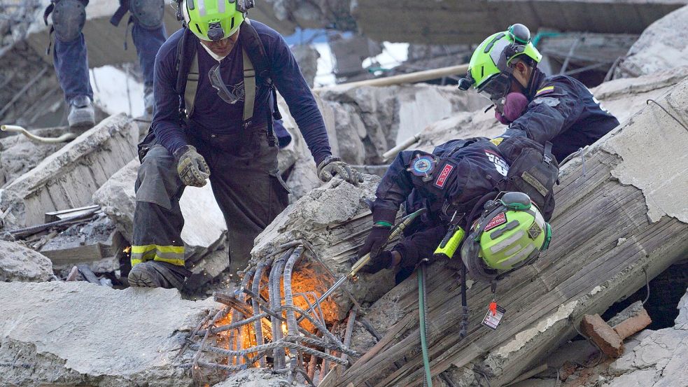 Rettungskräfte durchtrennen Trümmer bei der Suche nach Überlebenden. Foto: Ivan Valencia
