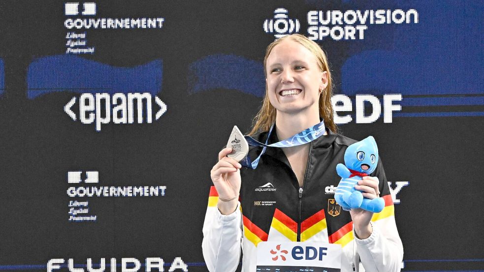 Isabel Gose freut sich in Paris schon über ihre dritte Medaille. Foto: Julien De Rosa/AFP/dpa