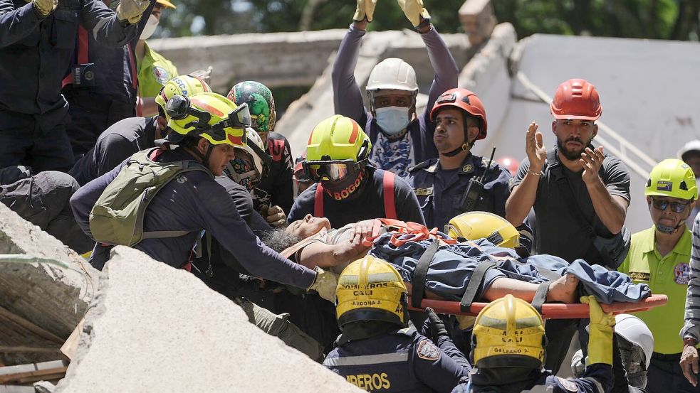 In Cali wurde eine Frau unter Applaus aus den Trümmern gezogen. Foto: Ivan Valencia
