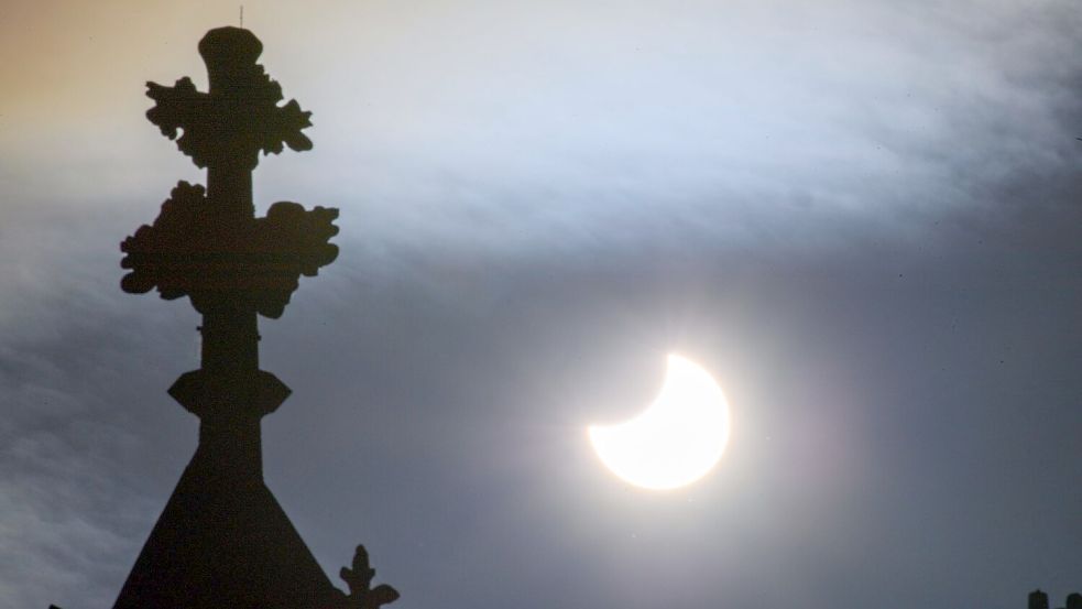 In Deutschland wird der Mond die Sonne teilweise verdecken wie hier im Jahre 2022 in Magdeburg zu sehen. In einem großen Teil Spaniens aber wird es eine totale Sonnenfinsternis geben. Foto: Klaus-Dietmar Gabbert