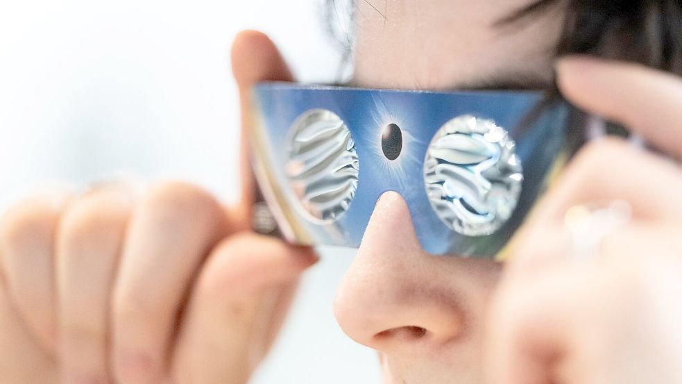 Wer die totale Sonnenfinsternis in Spanien oder die partielle am Abend beobachten will, muss unbedingt eine dafür zertifizierte Spezialbrille aufsetzen. Anderenfalls drohen irreparable Augenschäden. Foto: Marijan Murat