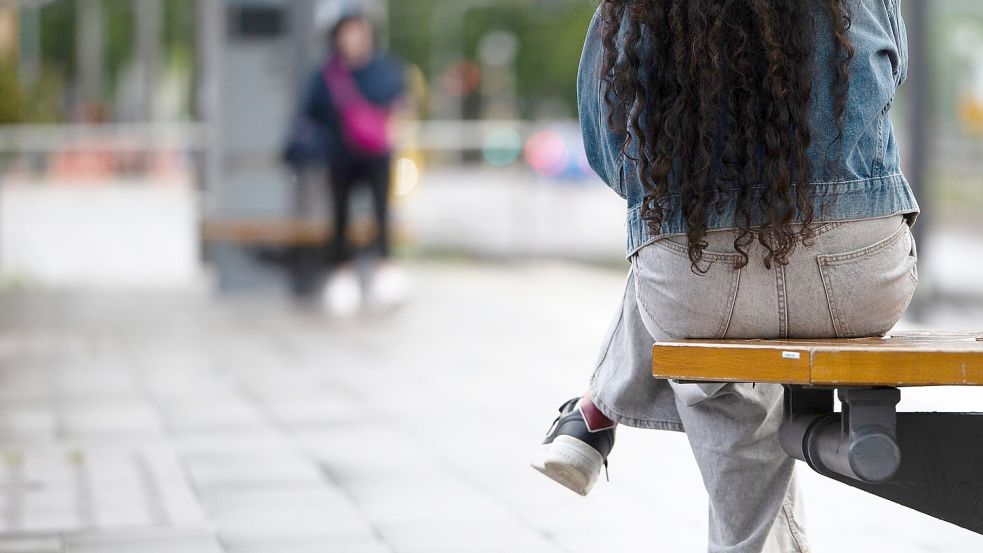 Warten auf den Bus zur Arbeit? Junge Menschen stellen oft Anforderungen an ihre Arbeit, wie ein Recht auf Homeoffice. (Symbolbild) Foto: picture alliance/dpa