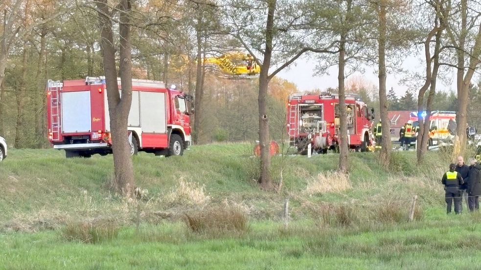 Ein Rettungshubschrauber im Landeanflug nach dem Unfall am Ostersonntag 2025 auf der Langholter Straße (L 30) in Rhauderfehn. Foto: Marion Janssen/Archiv