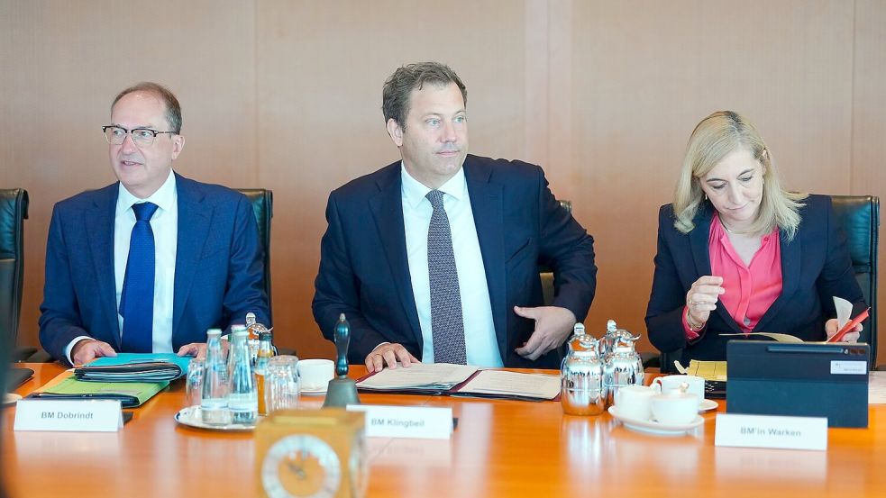 Weil der Kanzler nicht da war, durfte Klingbeil die Kabinettsitzung leiten. Foto: Kay Nietfeld/dpa