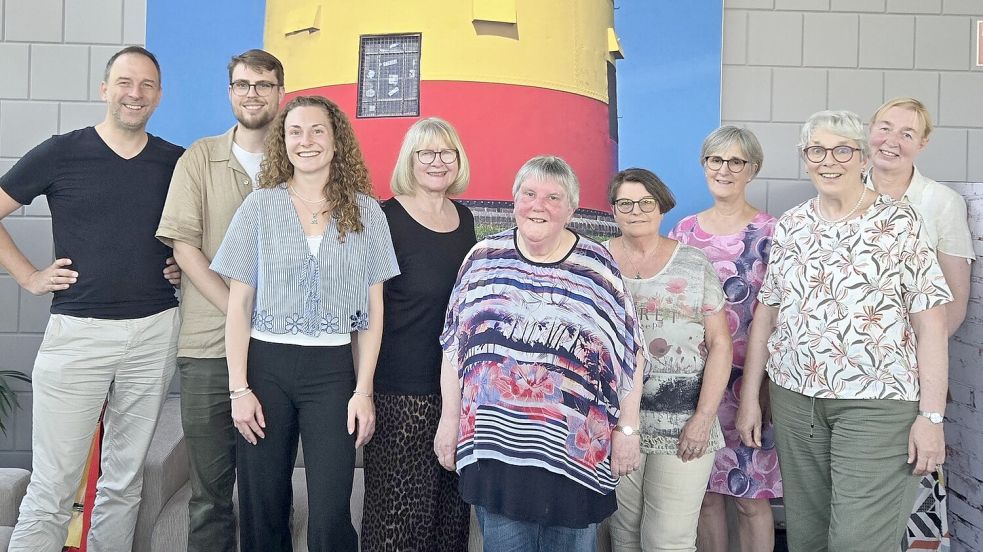 Freuen sich über die Spenden aus der Ostereitombola (von links): Henning Fietz, Sebastian Luka und Alexandra Rosskamp (Suchkrankenhilfe Ostfriesland), Sigrid Duhm-Jäckel und Else Bierbaum (Suppenküche Leer), Erika Thomas (Rückenwind Rhauderfehn) sowie Magrit de Wall, Hilke Klüver und Dr. Anne Dodenhof vom Lions-Club Leer-Evenburg. Foto: Christine Hühns, Lions