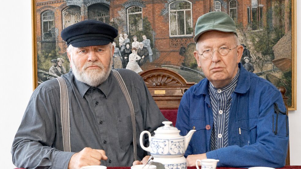Hinrich Heselmeyer als Hinnerk und Siegfried Kruse als Sievert. Foto: Heimatverein Overledingerland