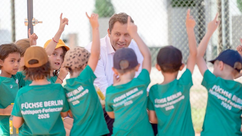 Klingbeil sprach mit Kindern in einem Berliner Sportcamp über seine Pläne. Foto: Christophe Gateau
