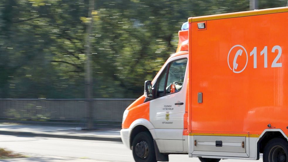 Ein Mann ist am Dienstag in Esens schwer verletzt ins Krankenhaus gebracht worden. Symbolfoto: Pixabay