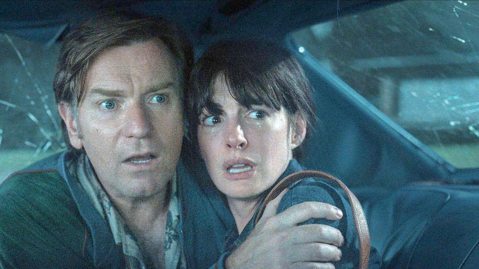 Spielen ein Ehepaar, das zusammenhalten muss: Ewan McGregor und Anne Hathaway. Foto: -/Courtesy Warner Bros. Pictures