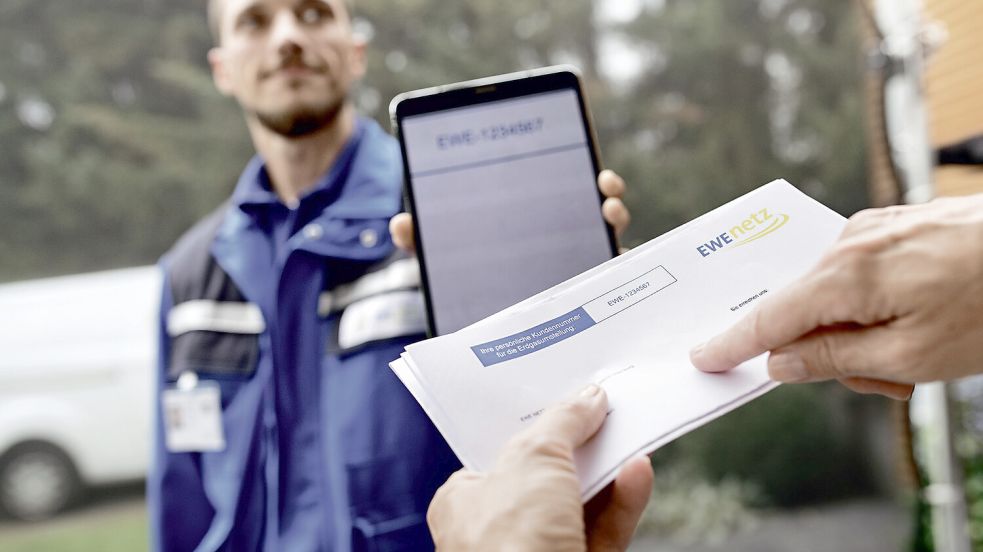 Unter anderem im Brief der EWE-Netz gibt es eine wichtige Absicherung gegen Trickbetrüger. Foto: Carsten Heidmann Fotografie/EWE-Netz/Archiv