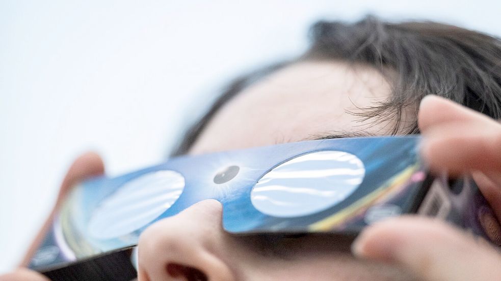 In vielen Ländern der Welt können Menschen heute die Sonnenfinsternis verfolgen. (Symbolbild) Foto: Marijan Murat