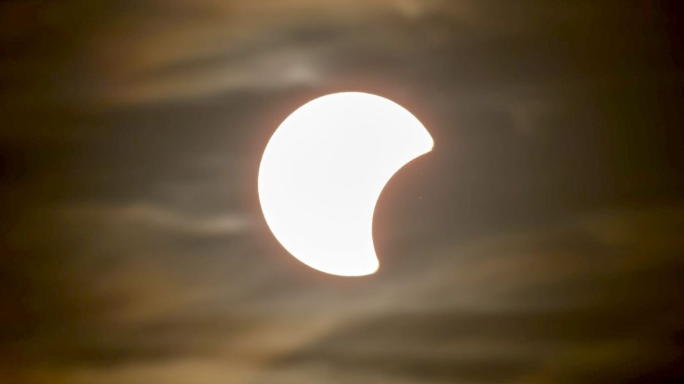 Der Beginn einer partiellen Sonnenfinsternis ist am Himmel über Dresden zu sehen. Foto: Robert Michael