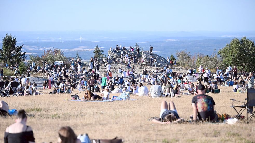 Menschen schauen sich die Sonnenfinsternis auf dem Feldberg im Taunus an. Foto: JEB