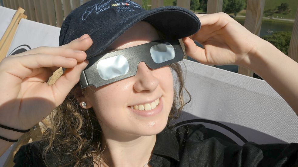 Eine Sonnenfinsternisbrille war nötig, um die Augen zu schützen. Foto: Felix Hörhager