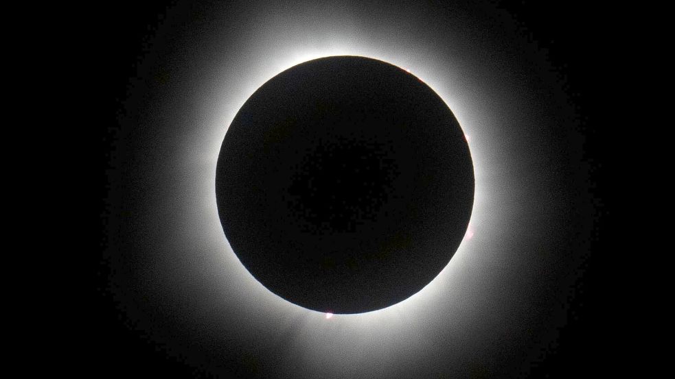 Bei einer totalen Sonnenfinsternis verdeckt der Mond komplett die Sonne und der Tag wird für kurze Zeit zur Nacht. (Archivbild) Foto: Michael Conroy/AP/dpa