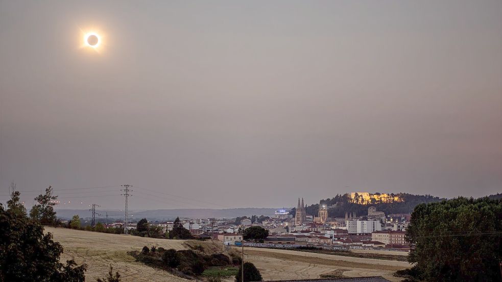 Burgos in Spanien während der totalen Sonnenfinsternis. Foto: Gabriel Luengas/EUROPA PRESS/dpa