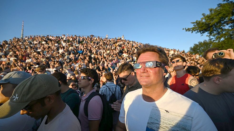 Großer Andrang herrschte auch in Deutschland, um die partielle Sonnenfinsternis zu beobachten - wie hier im Münchner Olympiapark. Foto: Felix Hörhager