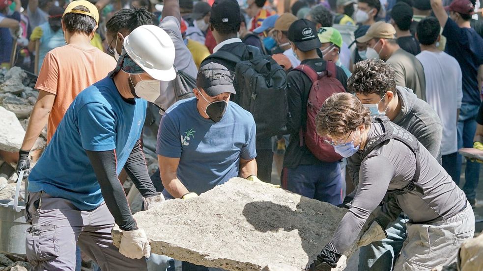 Unter den Trümmern werden viele Menschen vermutet. Foto: Jorge Orozco/colprensa/dpa