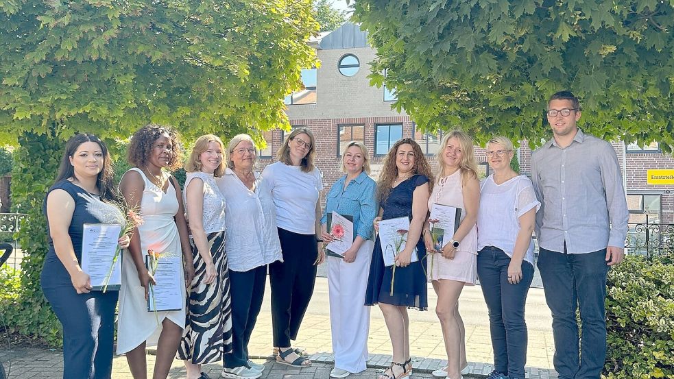 Das Foto zeigt Absolventinnen und Verantwortliche der Qualifikation (von links): Shamsa Al Hussein, Helen Yemane, Anne Thiel (VHS-Fachbereichsleiterin), Gertrud Auge (sozialpädagogische Betreuung), Catherine Lippert (Lehrgangsleitung), Natalia Katiushchenko, Zein Mansour und Oleksandra Urazovska sowie Ina Schullerer und Maarten Hündling vom Jobcenter. Foto: VHS Leer