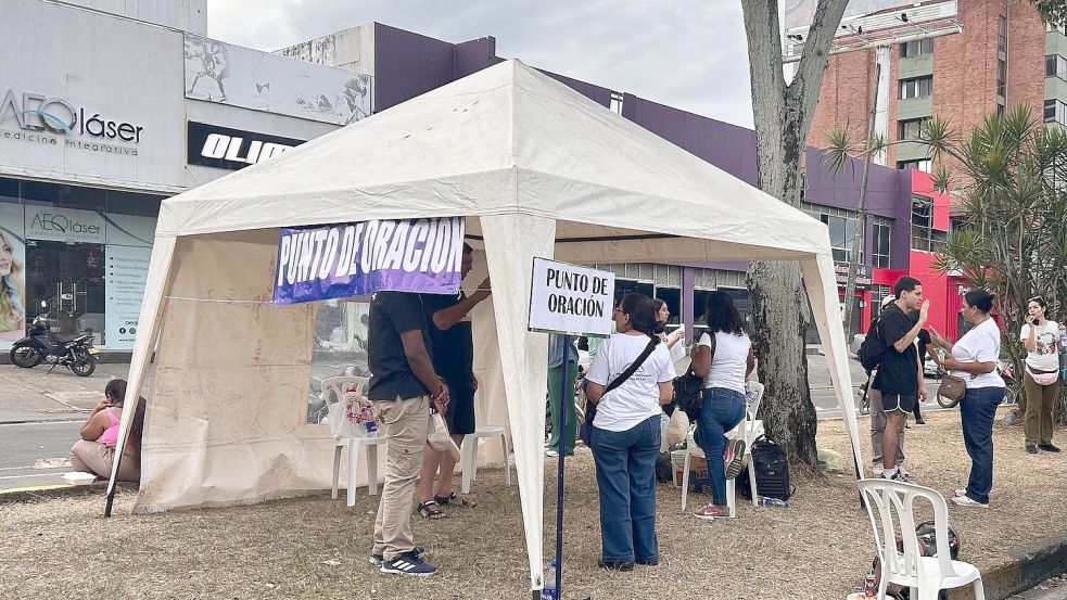 Ein Pavillon nahe einem eingestürzten Gebäude dient als „Gebetsort“. Foto: Philipp Znidar